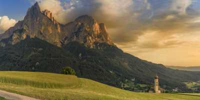 Siusi Seis Valgardena Sciliar Schlern Autumn Dolomites Panorama Forest Stock Images - 025075 - 20-06-2018 - 17654x7984 Pixel Siusi Seis Valgardena Sciliar Schlern Autumn Dolomites Panorama Forest Stock Images Fine Art Fotografie Photography Modern Wall Art Stock Pictures Landscape...